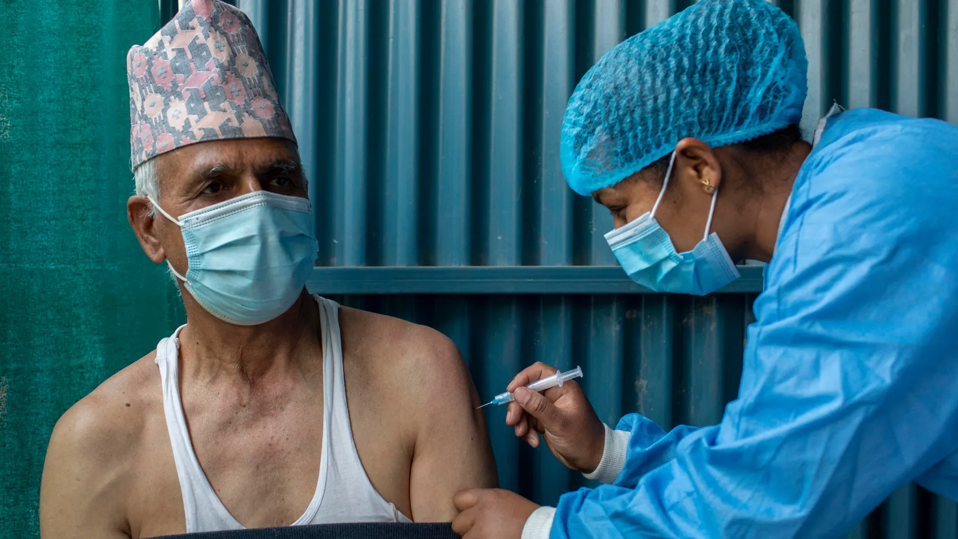 Nepal comienza a vacunar a las personas mayores