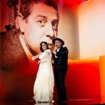 Diana Navarro y Carlos Latre durante el homenaje a Berlanga en la gala de los Goya
