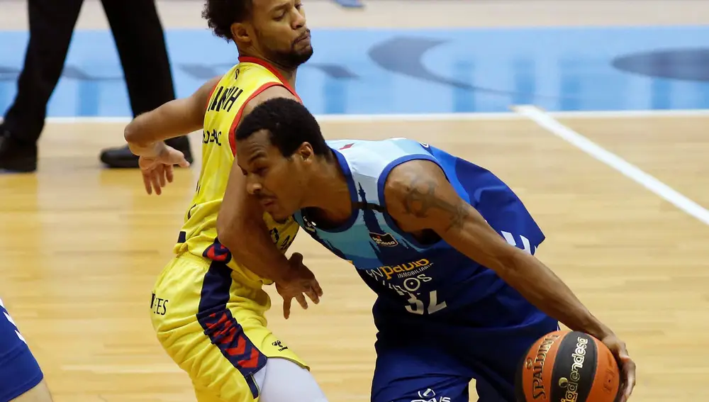 GRAF145. BURGOS, 07/03/2021.- Alex Renfroe (d), del Hereda San Pablo Burgos y Clevin Hannah, del Morabanc Andorra, durante el partido de baloncesto de la liga Endesa perteneciente a la jornada 23 que disputaron en el pabellón Coliseum Burgos este domingo. EFE/Santi Otero