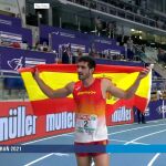 Jorge Ureña, con la bandera de España tras su segundo puesto en heptatlón en el Europeo "indoor"