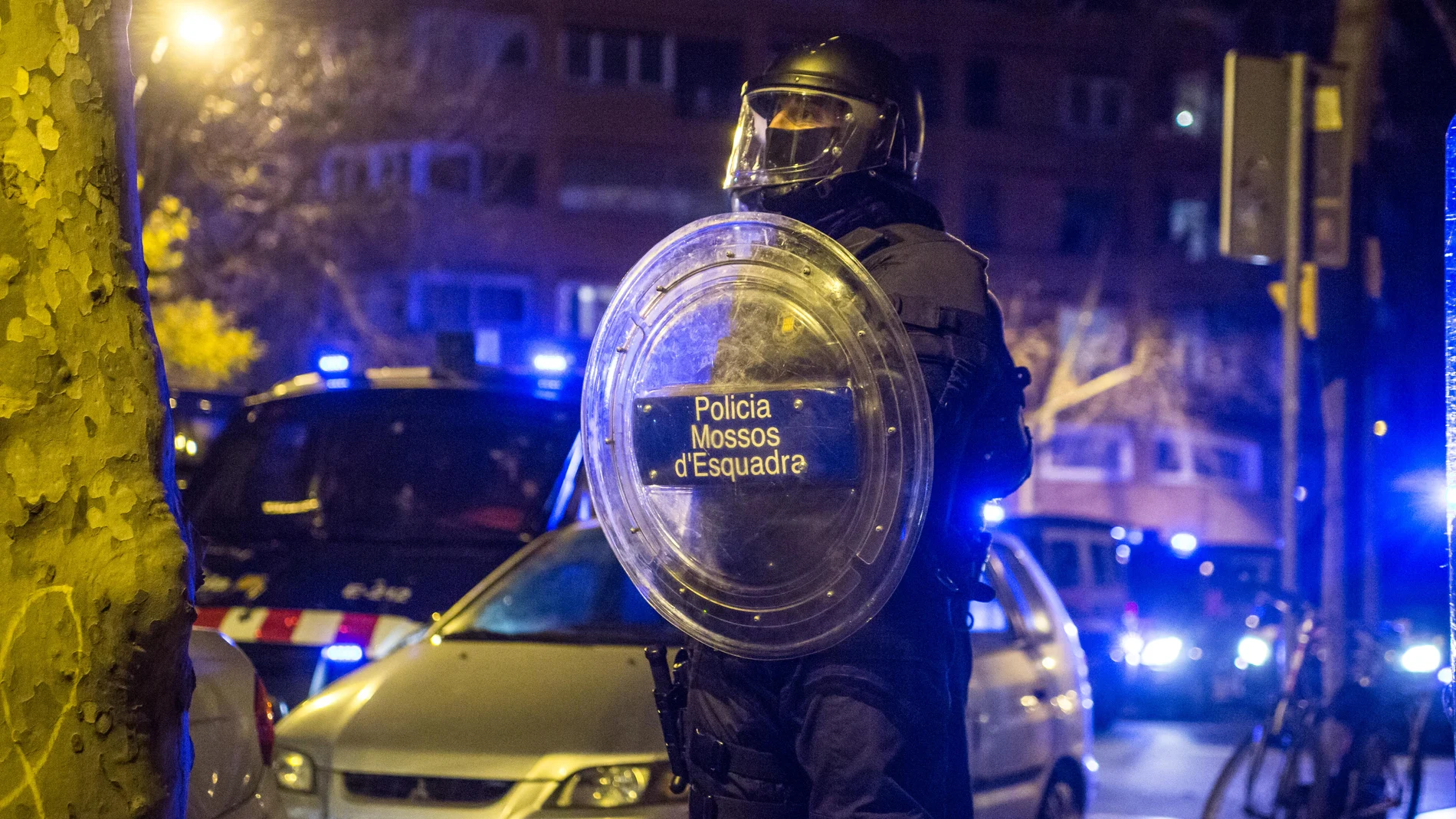 Un Mozo de Escuadra durante los disturbios de Barcelona