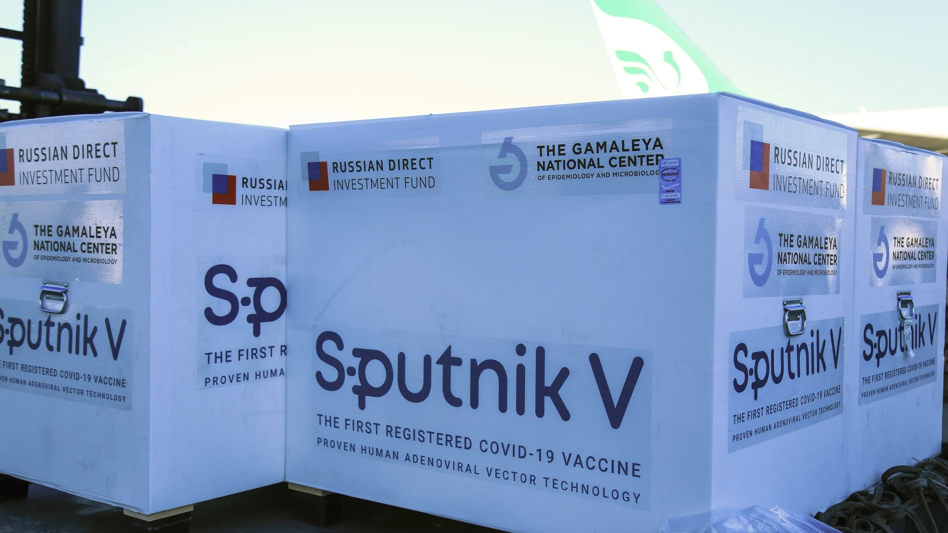 Las vacunas Sputnik V contra la covid-19 se descargan en el Aeropuerto Internacional Imam Khomeini de Teherán