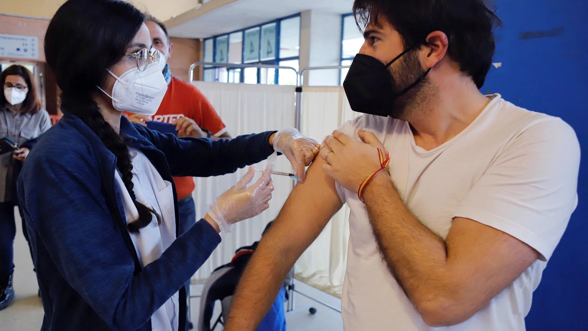 Una sanitaria inocula la vacuna a un docente de la Región de Murcia