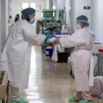 GPersonal sanitario protegido con EPIs en la planta covid del Hospital Universitario de Álava-Txagorritxu