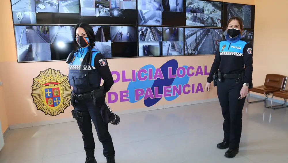 Las policías locales palentinas Sandra (I) Estherl (D) en el cuartel de la policía municipal de Palencia