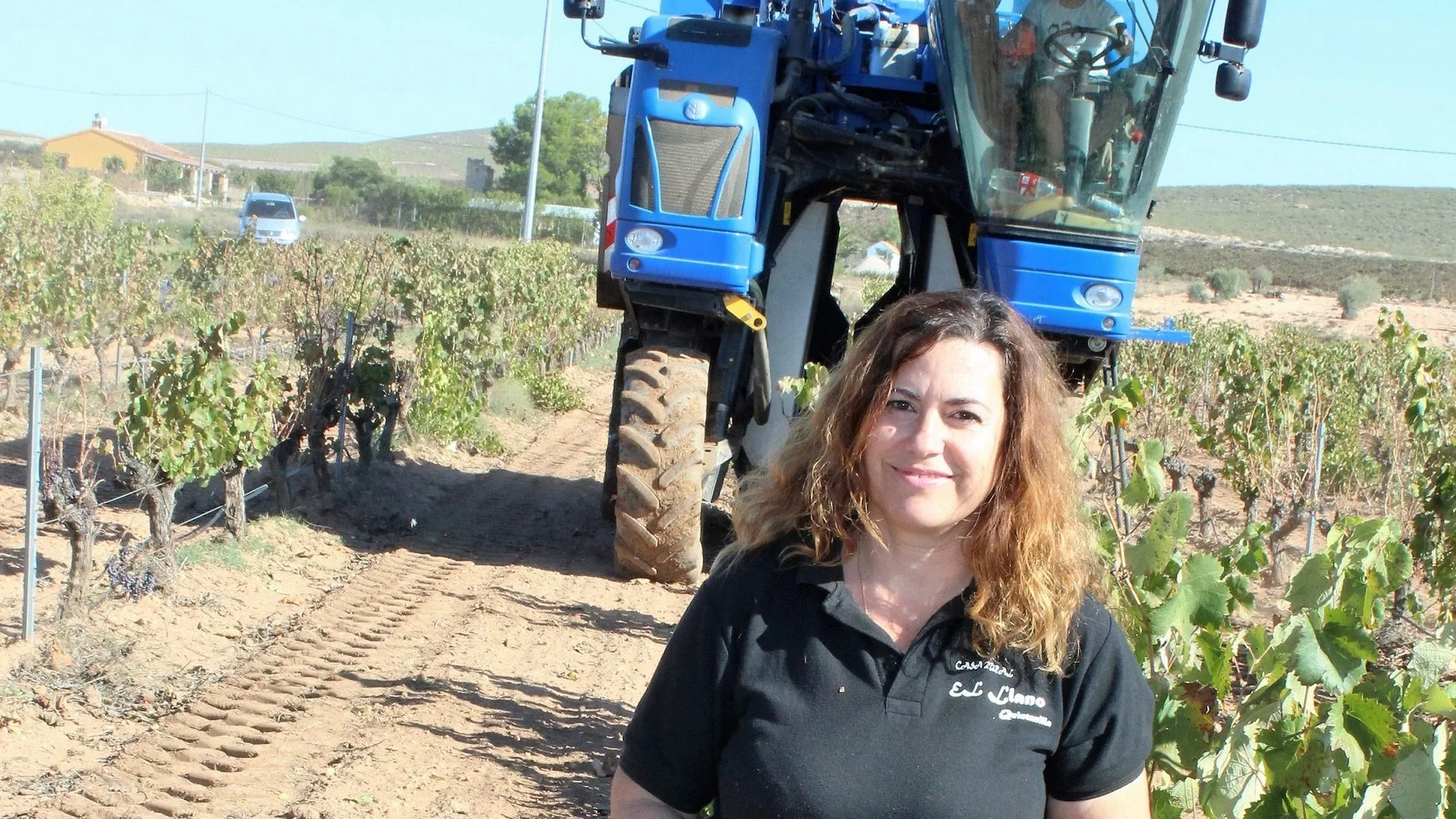 Adela Bernabeu, trabajando en el campo