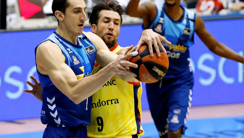 GRAF148. BURGOS, 07/03/2021.- Dejan Kravic (i), del Hereda San Pablo Burgos y Nacho Llovet (c), del Morabanc Andorra, durante el partido de baloncesto de la liga Endesa perteneciente a la jornada 23 que disputaron en el pabellón Coliseum Burgos este domingo. EFE/Santi Otero