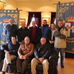 La junta directiva y varios integrantes de la Asociación de Veteranos de Farnesio tras la celebración de una de sus asambleas generales”