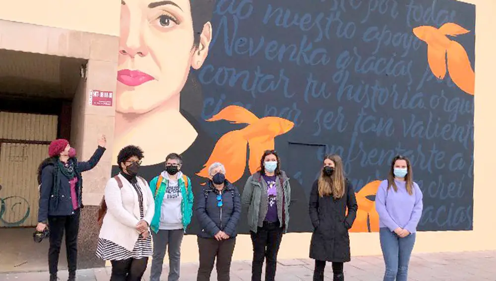 Las voluntarias que colaboraron con el mural de homenaje a Nevenka posan junto a la artista Mercedes deBellar