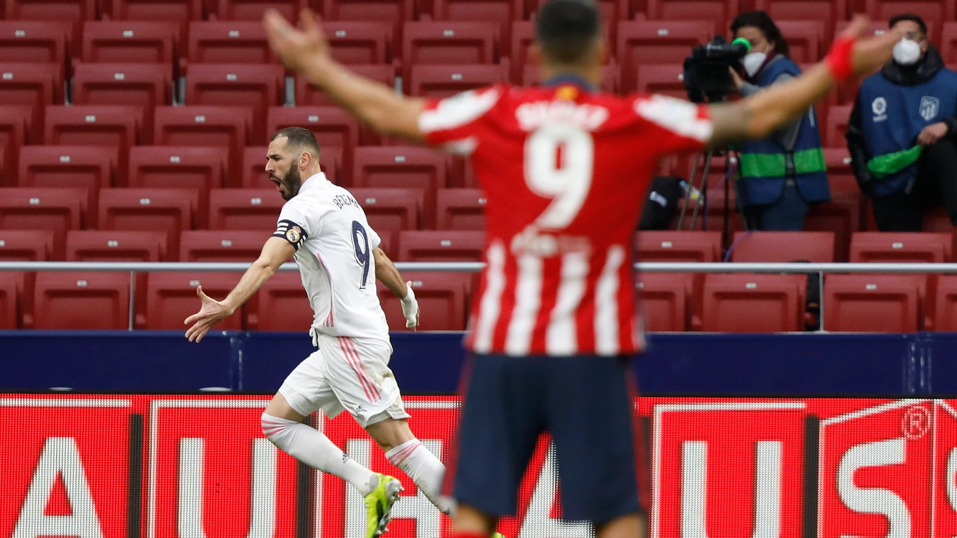 Benzema celebra el gol del empate, con Suárez lamentándose