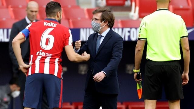 El alcalde de Madrid, José Luis Martínez-Almeida, saluda a Koke antes de empezar el derbi.