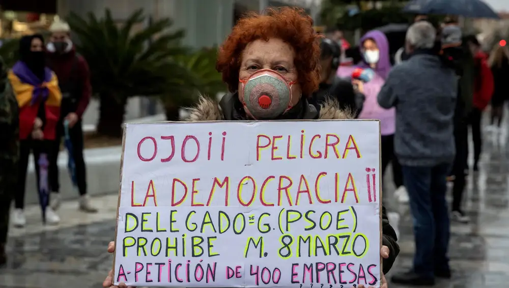 GRAF1162. MURCIA, 08/03/2021.- Unas doscientas personas se han manifestado en la Gran Vía de Murcia, convocadas por Movimiento Feminista de Murcia, este lunes 8 de Marzo, en el Día Internacional de la Mujer. EFE/Marcial Guillén