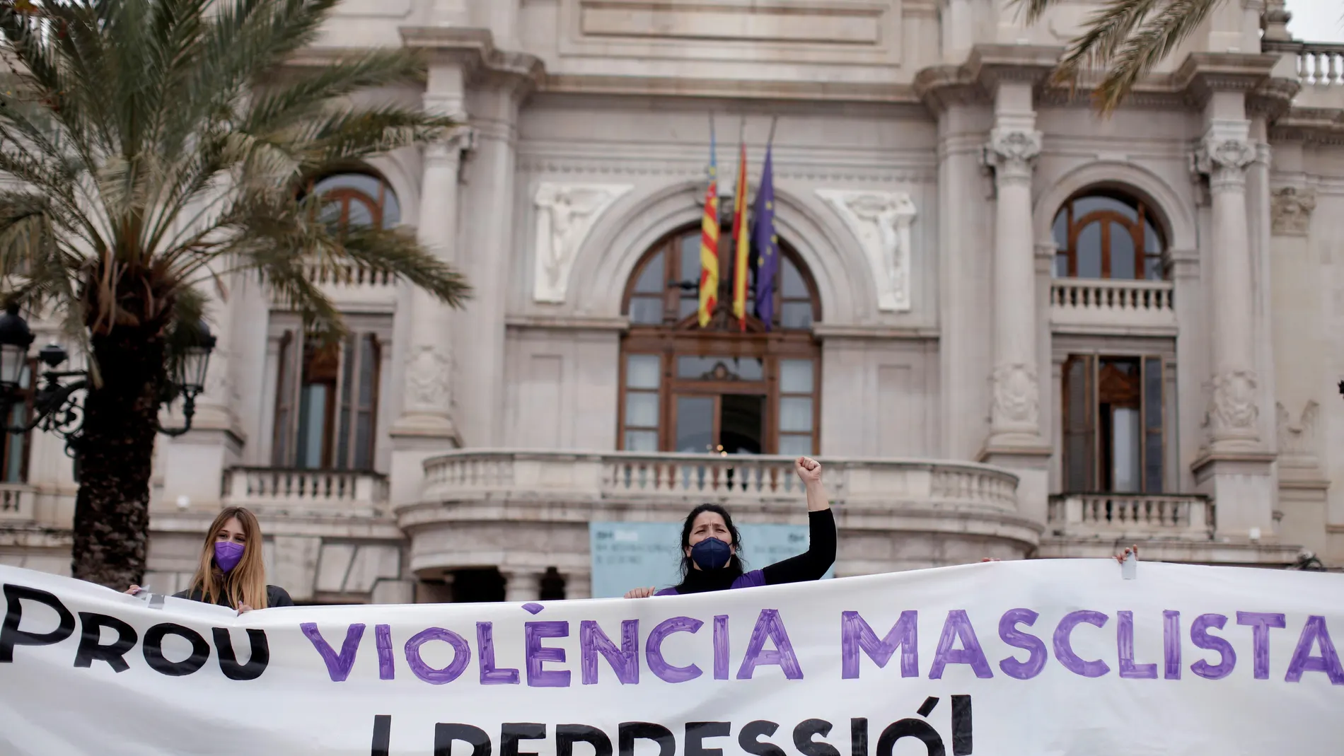 Vista general de la protesta ante el ayuntamiento con motivo del Día de la Mujer convocada por el Sindicat de Estudiants