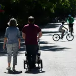 Una pareja con un carrito de bebé en un parque