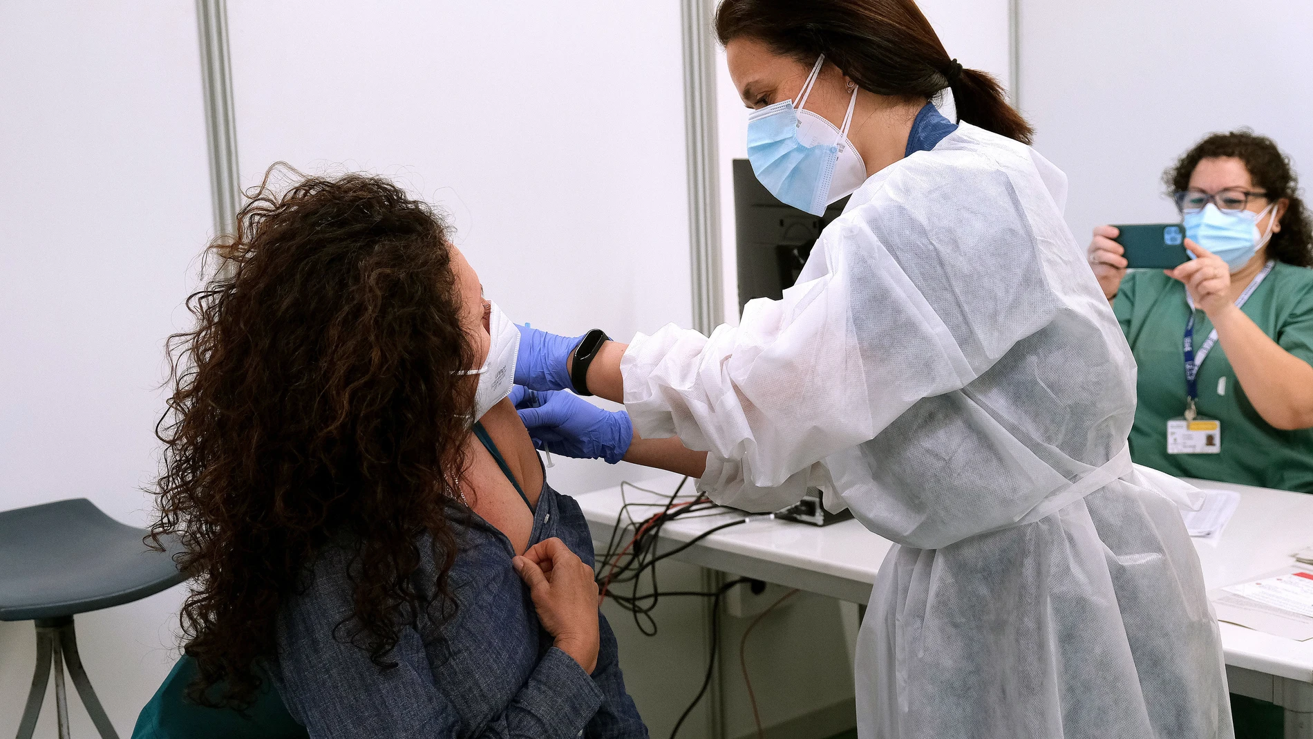 Un empleada sanitaria suministra la vacuna contra la Covid-19 en el dispositivo de vacunación puesto en marcha en el polideportivo Germans Escales, en Palma de Mallorca, Islas Baleares