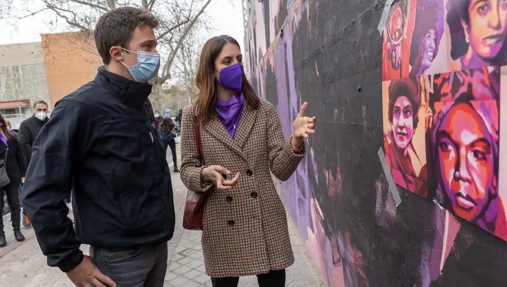 Las mujeres representadas en el mural feminista de Ciudad Lineal han amanecido con la cara emborronada por pintura negra tras un acto vandálico