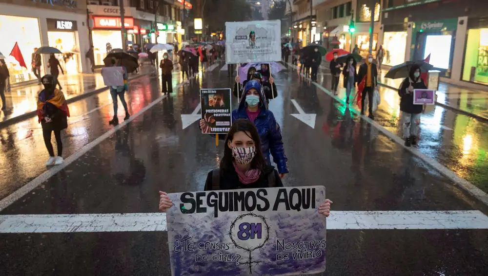 GRAF1162. MURCIA, 08/03/2021.- Unas doscientas personas se han manifestado en la Gran Vía de Murcia, convocadas por Movimiento Feminista de Murcia, este lunes 8 de Marzo, en el Día Internacional de la Mujer. EFE/Marcial Guillén