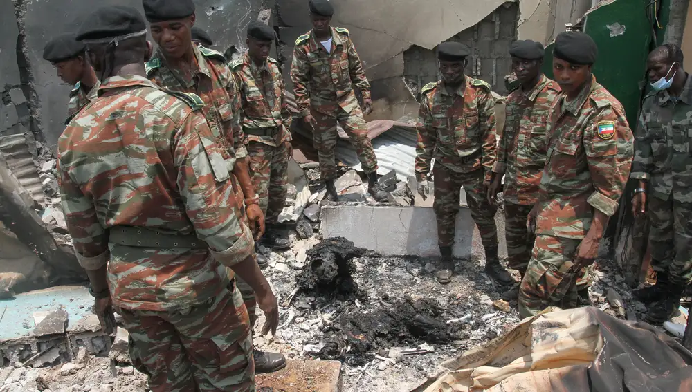 Personal militar tras la explosión en la ciudad de Bata