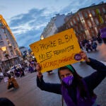 Varias mujeres participan en una concentración feminista con motivo del Día Internacional de la Mujer en la Plaza de Neptuno, en Madrid (España), a 8 de marzo de 2021. Movilizaciones con mascarillas y entre distancias de seguridad, 'performances' y marchas virtuales han protagonizado este 8 de marzo el Día Internacional de la Mujer, marcado por las restricciones impuestas por la pandemia, con actos prohibidos en Madrid --donde se han producido algunos altercados en la Puerta del Sol-- y otros con aforo reducido en el resto de CC.AA.08 MARZO 2021;MADRID;FEMINISMO;MACHISMO;IGUALDAD DE GÉNERO;MANIFESTACIÓN;CONCENTRACIÓNJesús Hellín / Europa Press08/03/2021