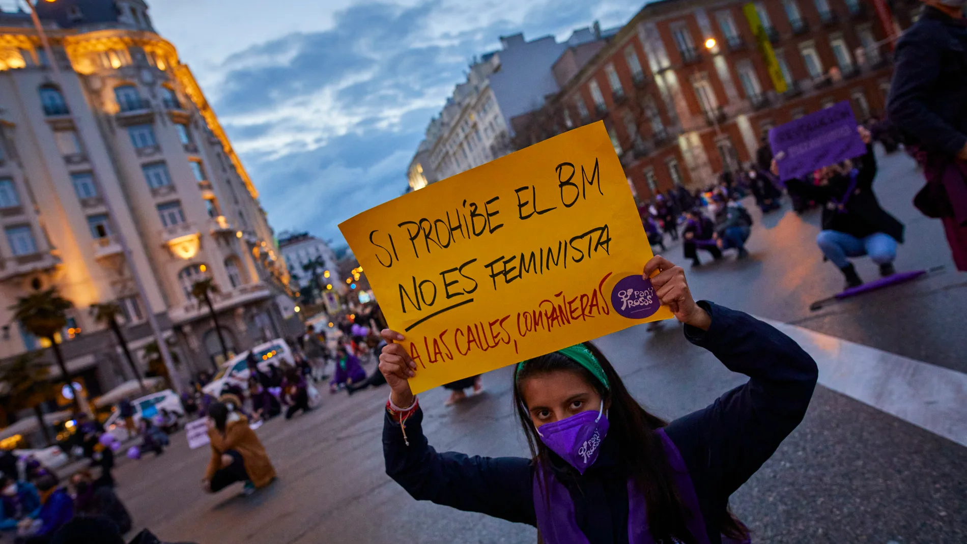 Varias mujeres participan en una concentración feminista con motivo del Día Internacional de la Mujer en la Plaza de Neptuno, en Madrid (España), a 8 de marzo de 2021. Movilizaciones con mascarillas y entre distancias de seguridad, 'performances' y marchas virtuales han protagonizado este 8 de marzo el Día Internacional de la Mujer, marcado por las restricciones impuestas por la pandemia, con actos prohibidos en Madrid --donde se han producido algunos altercados en la Puerta del Sol-- y otros con aforo reducido en el resto de CC.AA.08 MARZO 2021;MADRID;FEMINISMO;MACHISMO;IGUALDAD DE GÉNERO;MANIFESTACIÓN;CONCENTRACIÓNJesús Hellín / Europa Press08/03/2021