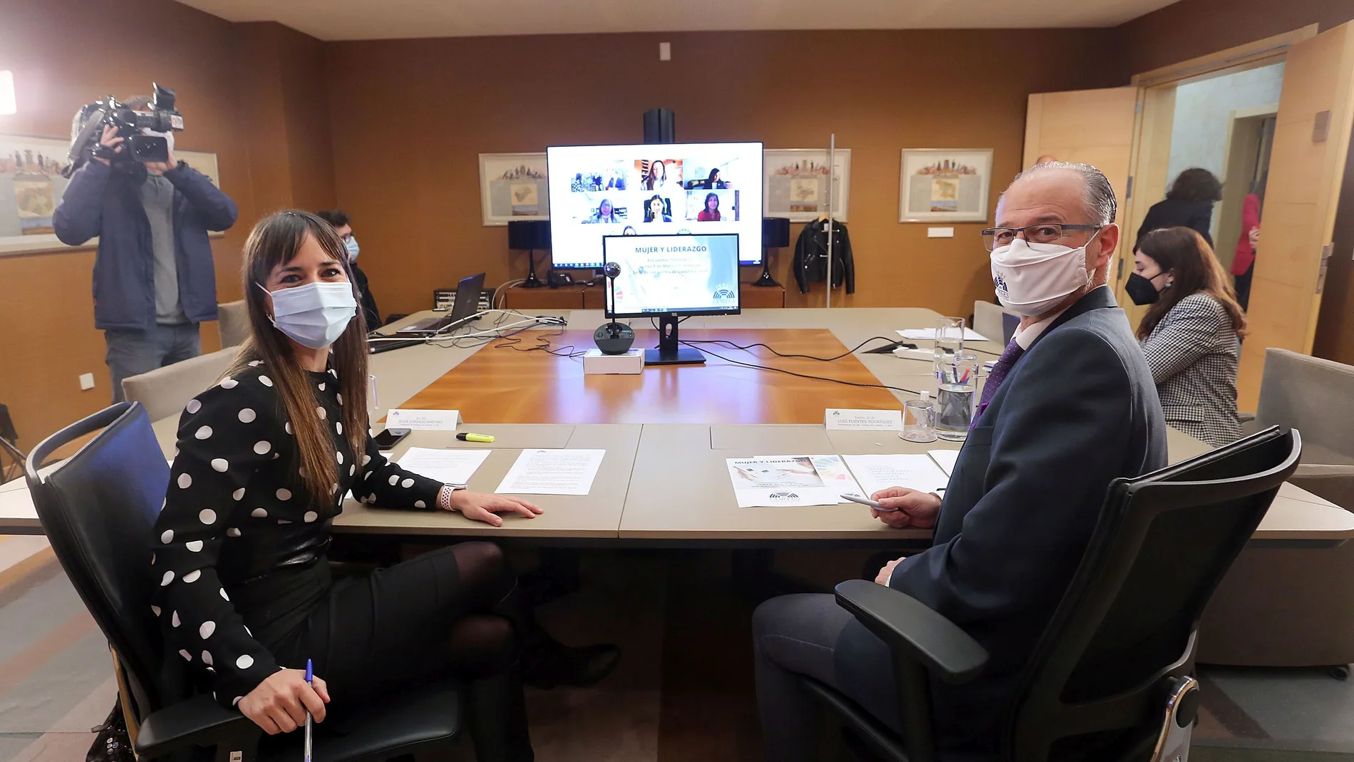 El presidente de las Cortes, Luis Fuentes, junto a la delegada de Antena 3 Castilla y León, Silvia González, antes del foro "Mujer y liderazgo"