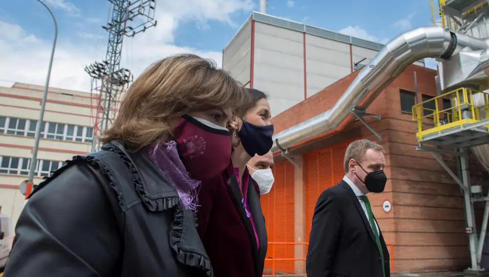 La ministra de Industria, Comercio y Turismo, Reyes Maroto, la delegada del gobierno en Andalucía, Sandra García, y el Presidente de Heineken España, Guillaume Duverdier, durante su visita