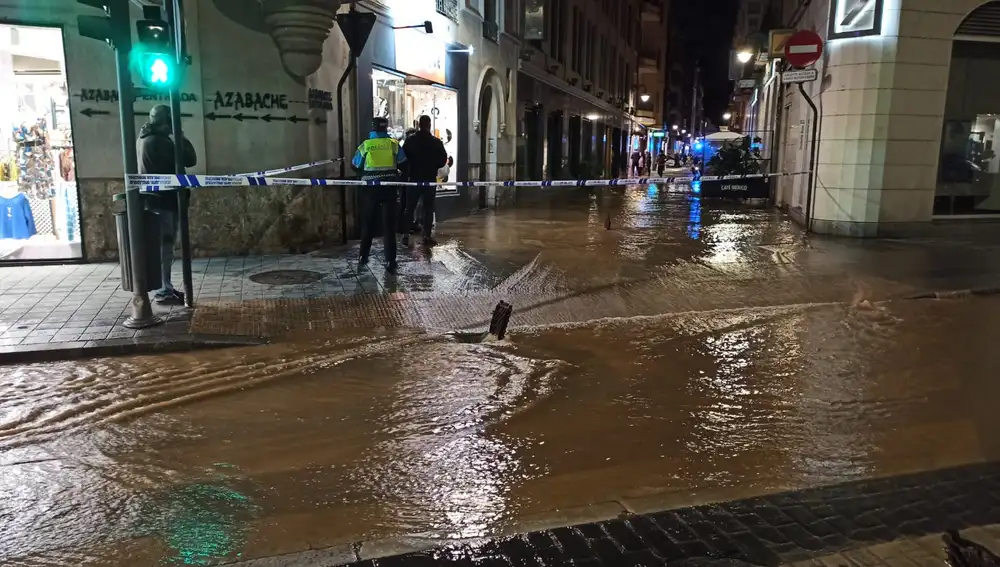 Reventón de agua en la calle Montero Calvo