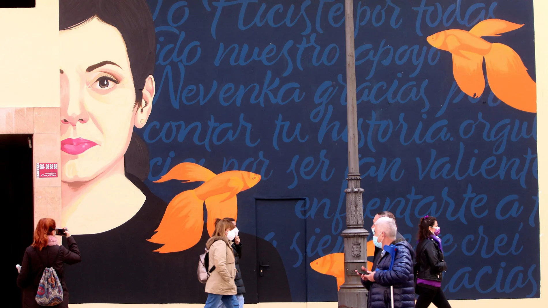 Un grafiti del que es autora Mercedes Debellard recuerda en Ponferrada (León) a Nevenka Fernández como símbolo de la lucha contra el acoso sexual, en una imagen de archivo.