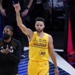Stephen Curry celebra el triunfo en el concurso de triples del All-Star Game de la NBA.