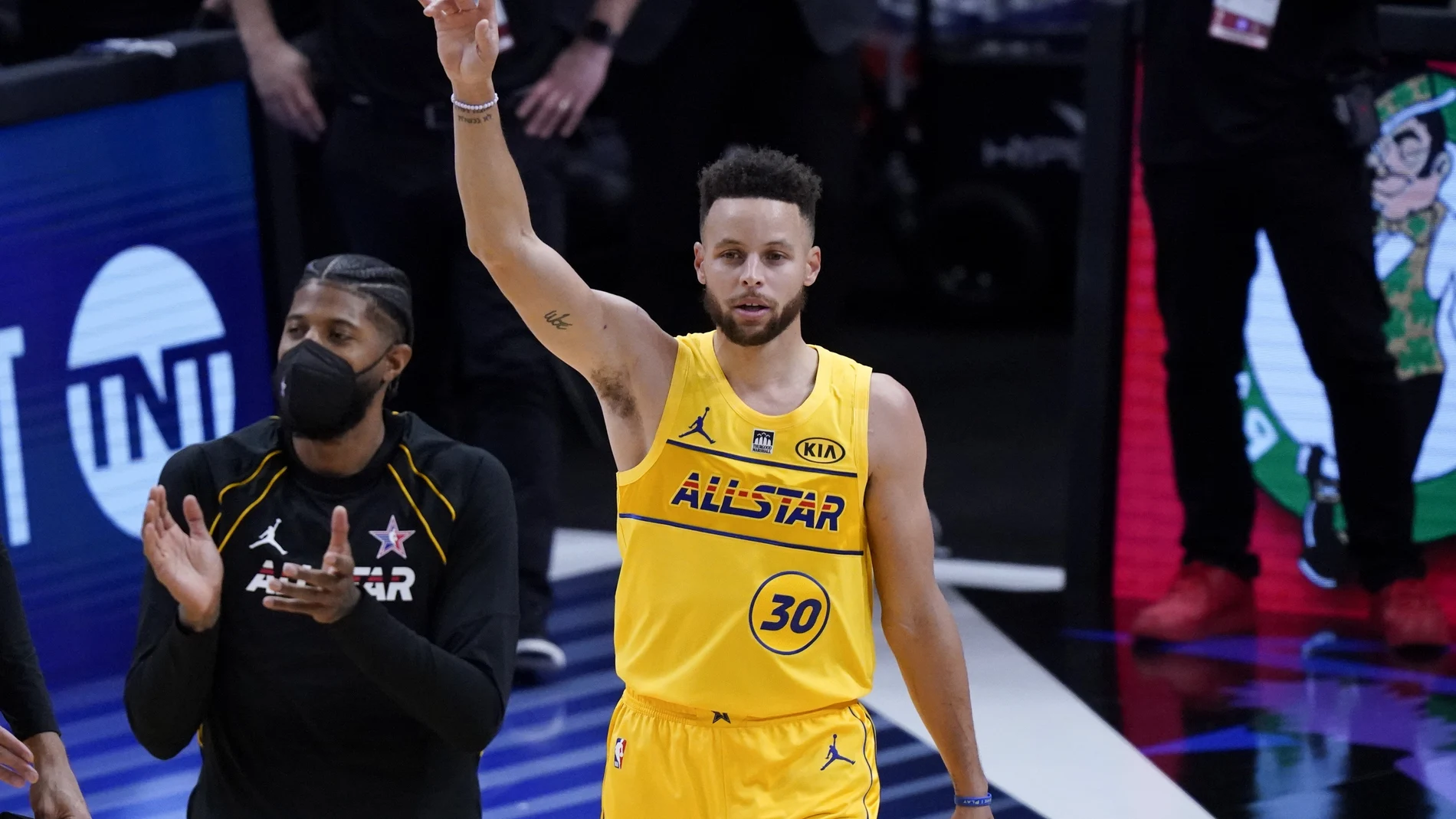 Stephen Curry celebra el triunfo en el concurso de triples del All-Star Game de la NBA.