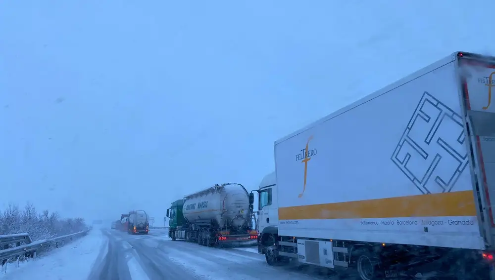 Camiones parados en los accesos a Burgos por la nieve