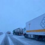 Camiones parados en los accesos a Burgos por la nieve
