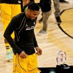 Antetokounmpo se dispone a recoger el premio de MVP del All Star celebrado en Atlanta