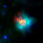 Imagen en falso color de los restos en expansión de la supernova G54.1+0.3, fotografiados en infrarrojos y rayos X.