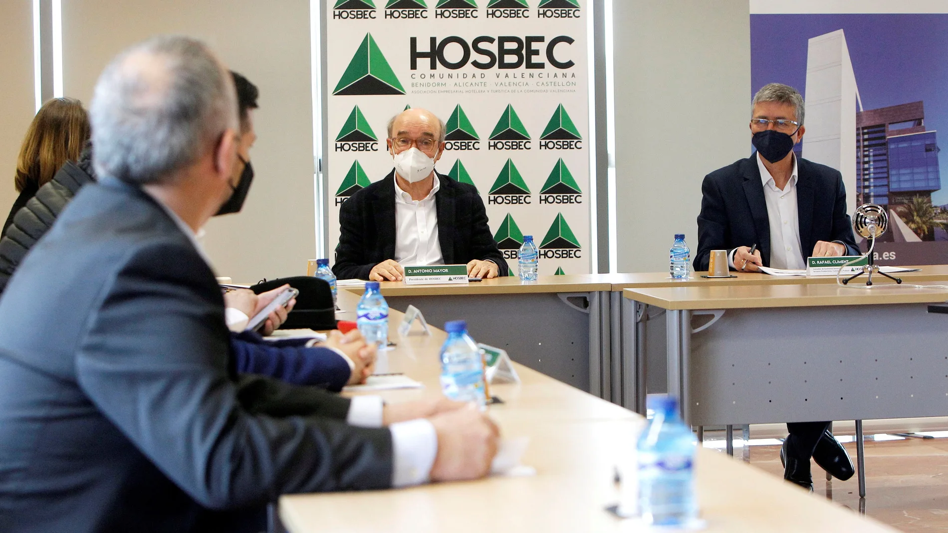 El presidente de Hosbec, Toni Mayor, en una reunión con el Conseller de Economía, Rafael Climent, en una imagen de archivo