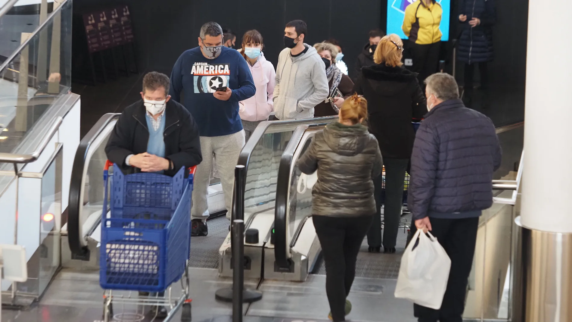 Clientes acuden al Centro Comercial Vallsur de Valladolid