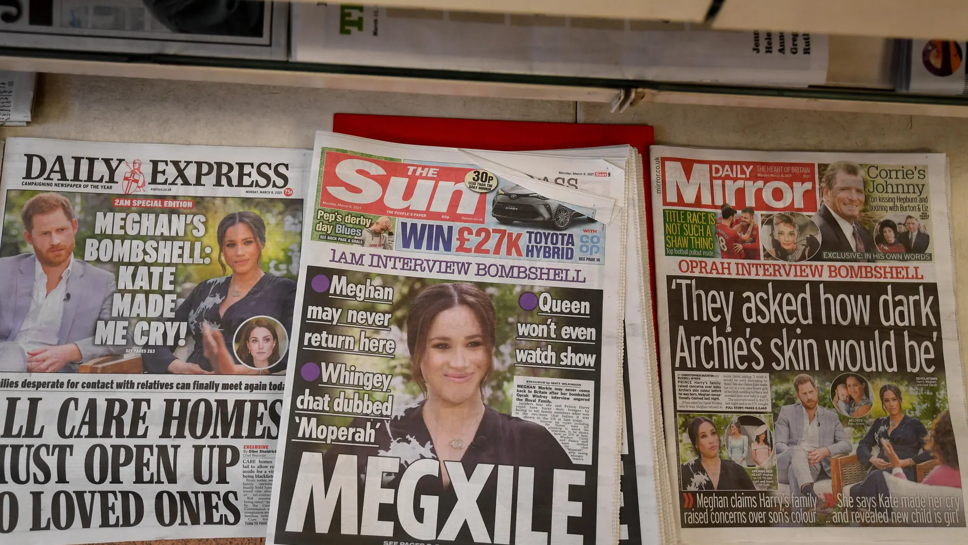La prensa británica recogió hoy en sus portadas la entrevista de Oprah con el príncipe Harry y Meghan Markle