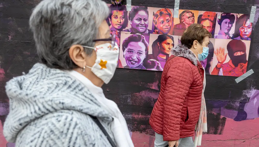 Las mujeres representadas en el mural feminista de Ciudad Lineal han amanecido con la cara emborronada por pintura negra tras un acto vandálico