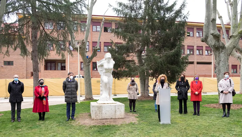 El alcalde de Salamanca, Carlos García Carabayo, y el presidente de la Diputación, Javier Iglesias, asisten al homenaje a las mujeres junto a la estátua de la Victoria en el paerque de la Alamedilla de Salamanca