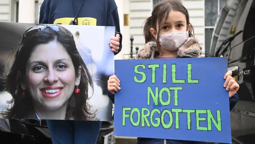 Gabriella, la hija de Nazanin Zaghari-Ratcliffe, durante una protesta frente a la embajada de Irán en Londres