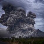 Nube de ceniza de un volcán en erupción.