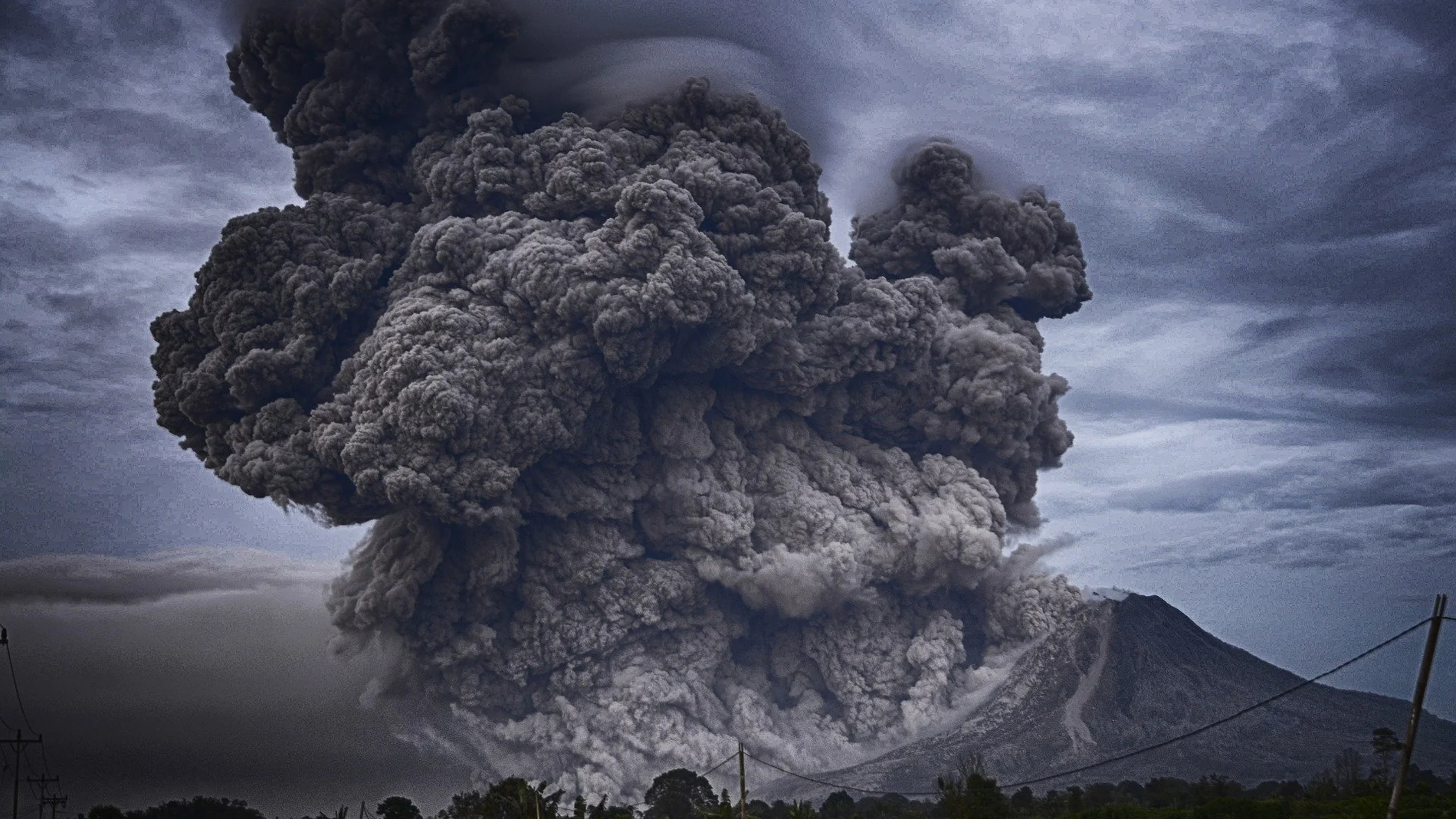 Nube de ceniza de un volcán en erupción.