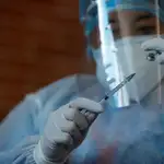 Una enfermera prepara una vacuna contra la COVID-19