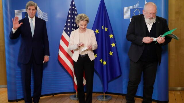 John Kerry, ayer en Bruselas cono  Ursula von der Leyen y el vicepresidente Frans Timmermans