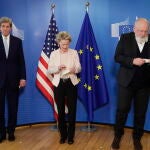John Kerry, ayer en Bruselas cono Ursula von der Leyen y el vicepresidente Frans Timmermans