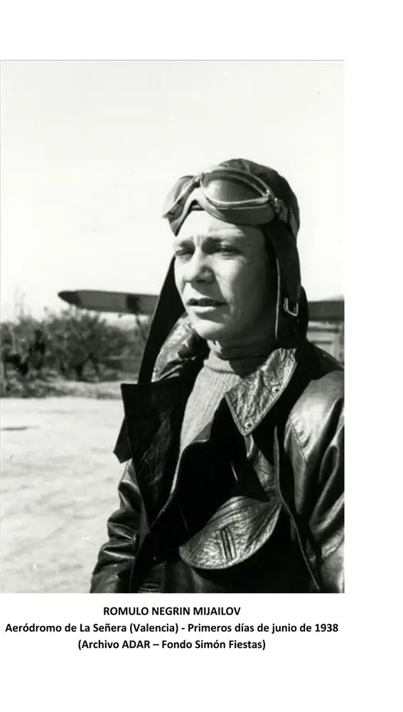 Rómulo Negrín, hijo de Juan Negrín vistiendo uniforme de piloto republicano en 1938