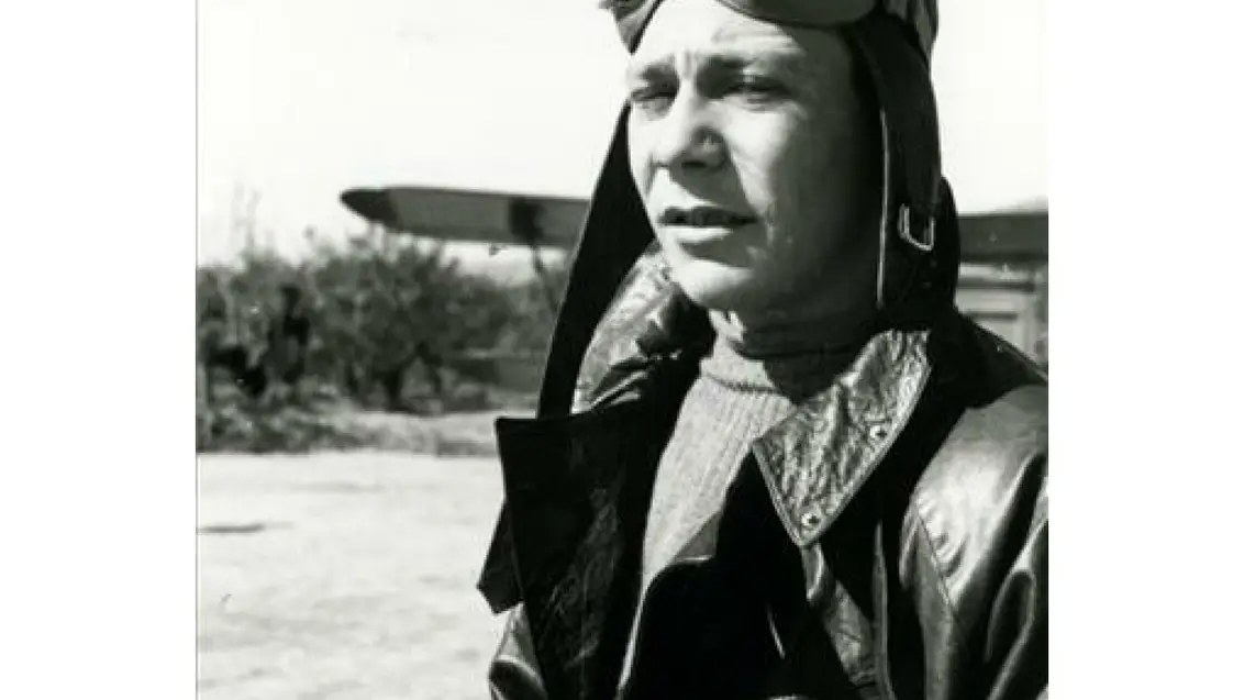 Rómulo Negrín, hijo de Juan Negrín vistiendo uniforme de piloto republicano en 1938