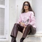 La influencer Pilar de Arce con sudadera en color rosa
