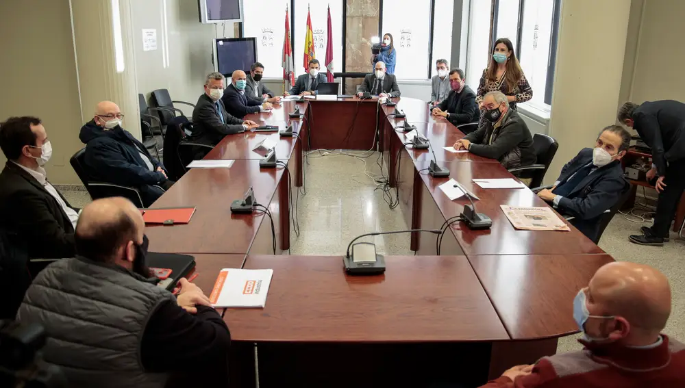 Reunión de constitución del grupo de trabajo específico de Laboratorios Ovejero, con los representantes de los agentes económicos y sociales en León