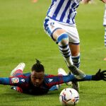 Cheick Doukouré con el Levante frente a la Real Sociedad.